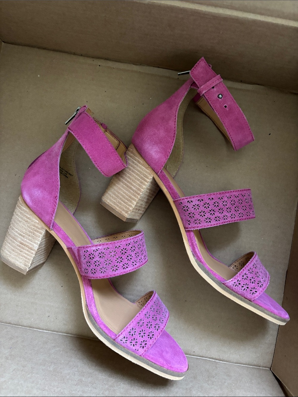 Four Pairs of Beautiful Sandals - Picture 6 of 16